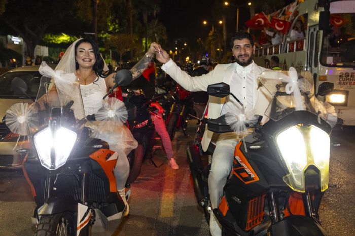  Evliliklerini Cumhuriyet Kortejinde kutladlar...