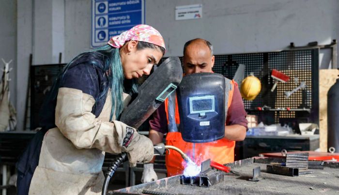 MERS�N B�Y�K�EH�R MERCEK�TE �EL�K KAYNAK E��T�MLER� S�R�YOR...