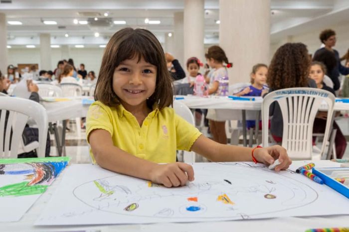 Yeniehirde minik eller renklerle bulutu...