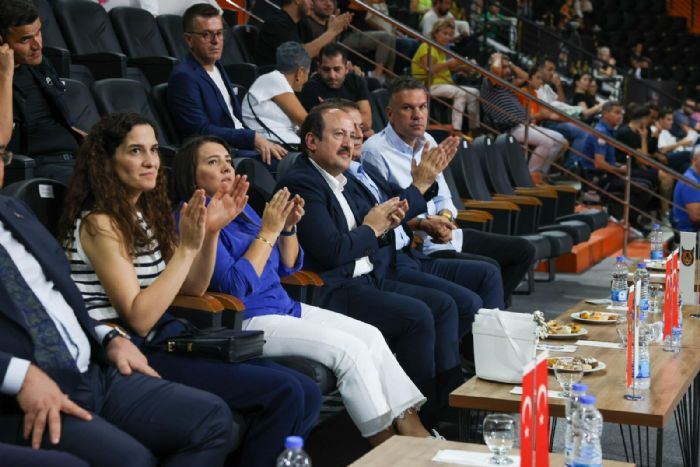 VAL PEHLVAN, UKUROVA BASKETBOL KULBܒNN MAINI ZLED...