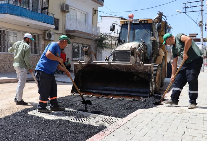 Toroslar Belediyesinden Alsancakta asfalt yenilemesi... 