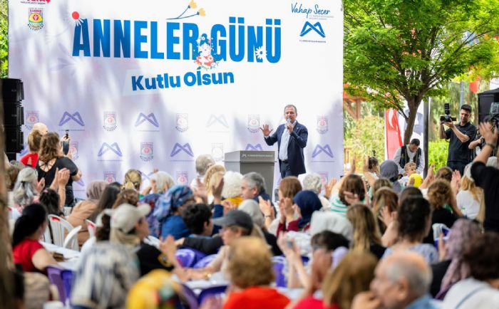 BAKAN SEER: TM ANNELERN KARISINDA SAYGIYLA ELYORUM...