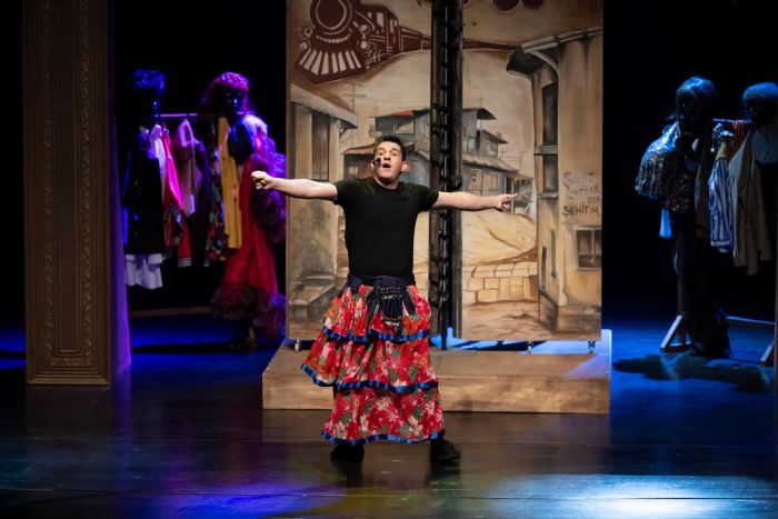 MERMERSN EHR TYATROSUNDA EYVAH NADR COKUSU...