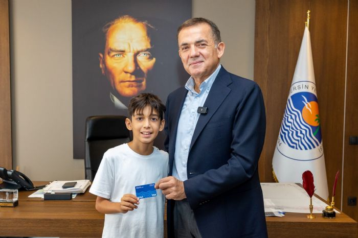 Bakan Abdullah zyiit, minik evreci Aras Kayretli ile bulutu..
