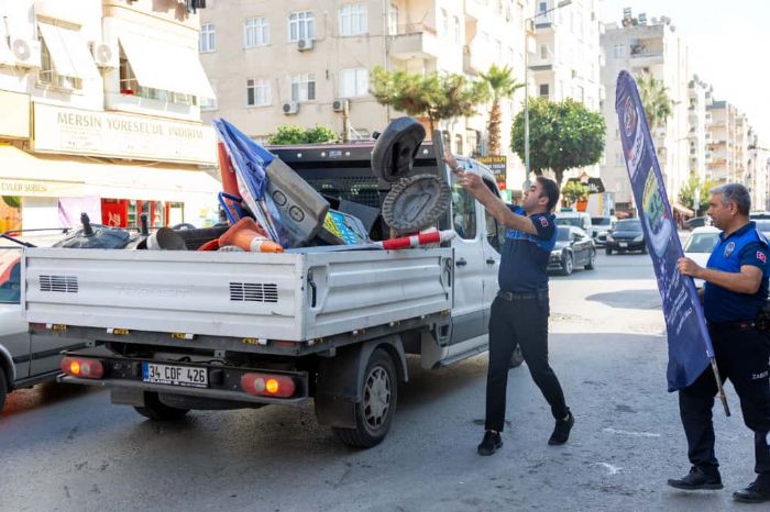 Yeniehirde kamu alanlar igallerden temizleniyor...