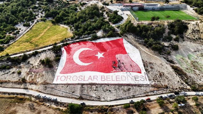 BAKAN YILDIZ, KENTN SMGES OLAN AY YILDIZLI TRK BAYRAINI GENLERLE BOYADI...